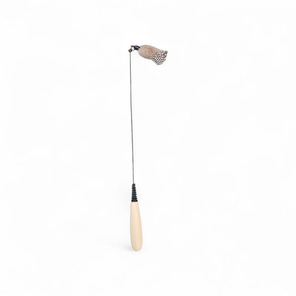 Imagen de JUGUETE GATO VARA MADERA PLUMA CASCABEL R-61